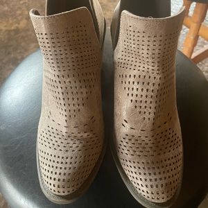 Only worn couple times. Size 9 but fits like 8.5. Smoke and pet free home